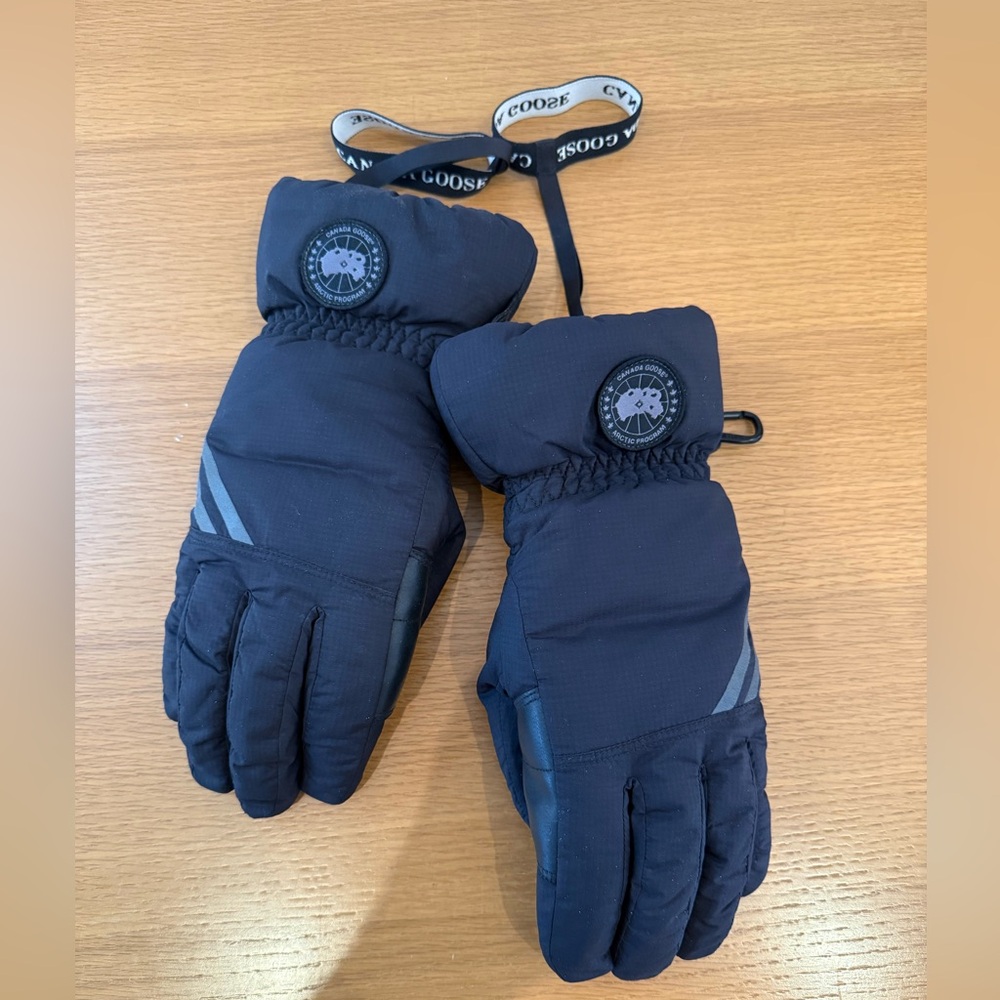 Canada Goose Dark Black HyBridge Gloves